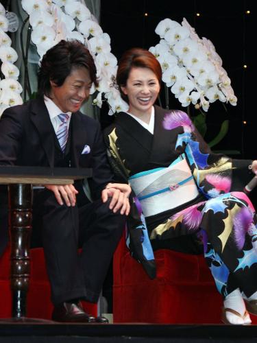 舞台「黒革の手帖」制作発表、笑顔で永井大（左）に寄りかかる米倉涼子