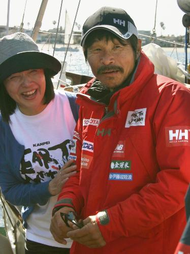 ヨットで太平洋を横断し米ロサンゼルスに到着後、妻光代さん（左）の出迎えを受ける寛平