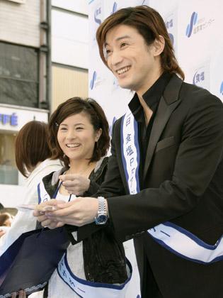 「１日食塩ＰＲアンバサダー」に任命され、イベントで塩スイーツなどを配る西島千博（右）と前田愛