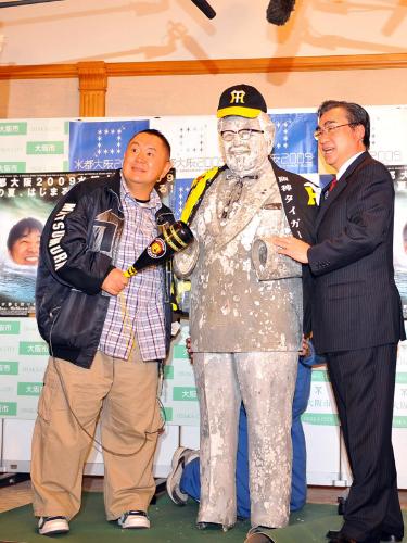 【画像・写真】カーネル人形を返還、新しい眼鏡もプレゼント