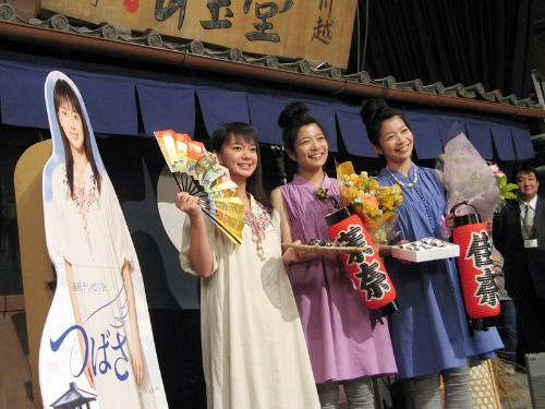 ｎｈｋ朝の連続テレビ小説のヒロインバトンタッチセレモニーを３０日スタートの つばさ のセットの前で行った左から つばさ のヒロインの多部未華子 だんだん のヒロインの三倉茉奈 佳奈 スポニチ Sponichi Annex 芸能