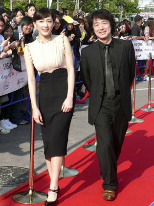 沖縄国際映画祭で、レッドカーペットを歩く女優の綾瀬はるか。右は羽住英一郎監督