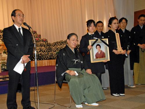 藤間紫さん葬儀で挨拶をする長男文彦さん（左端）と市川猿之助。位はいを持つのは、女優の島村佳江