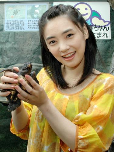 【画像・写真】“徳島っ子宣言”倉科カナ　子ウミガメと対面