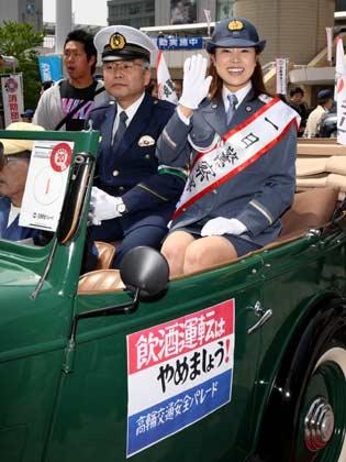 萩原正男・高輪警察署長（左）一緒に 交通安全パレードに出発する１日署長・山本あき