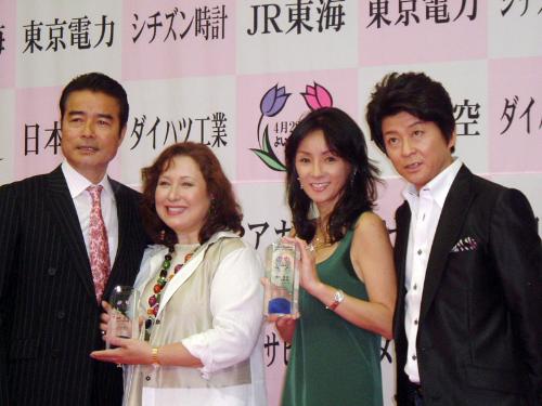 ナイス・カップル大賞を受賞した勝野夫妻（左）と哀川夫妻
