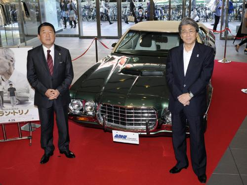 劇場ロビーには映画に登場した車「グラン・トリノ」と同じ型の車が展示され、鳥越俊太郎氏（右）と徳光和夫氏が記念撮影
