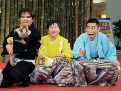 ４代目次郎を抱く村崎太郎（左端）と爆笑問題の田中裕二（中央）と太田光