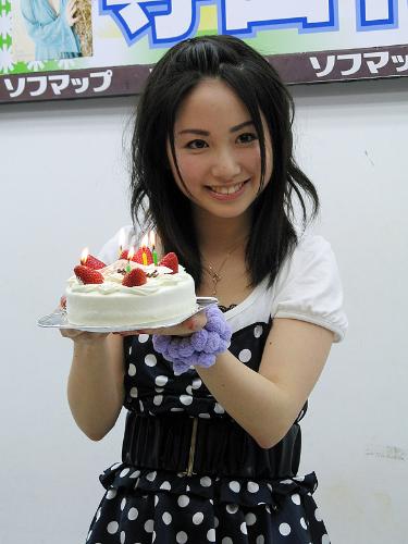 ＤＶＤ「Ｐｏｌｅ　Ｐｏｓｉｔｉｏｎ」発売記念イベントを行った寺田有希。２１日の２０歳を祝うバースデーケーキを手にニッコリ