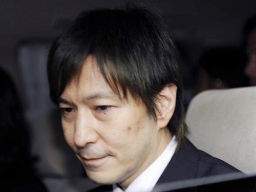 【画像・写真】涙ぬぐい、謝罪…小室被告「あのころに戻りたい」