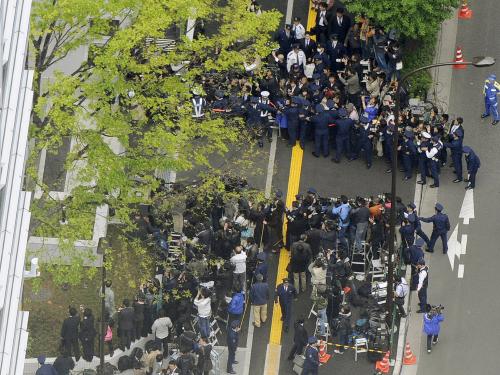 ＳＭＡＰの草なぎ剛が釈放される東京・原宿署前に集まった報道陣