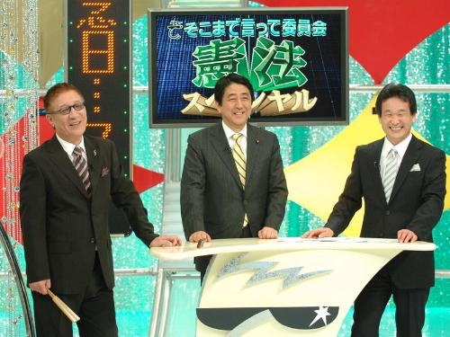 特別ゲストで出演した安倍晋三元首相（中央）とやしきたかじん（左）