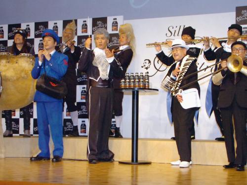 缶コーヒーの新ＣＭで指揮者役に挑戦した吉川晃司（前列左から２人目）ら