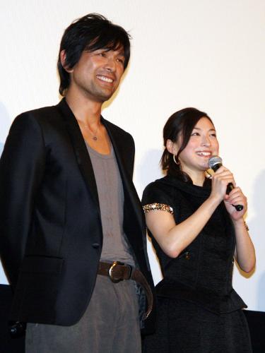 映画「ＧＯＥＭＯＮ」舞台挨拶。江口洋介（左）ら共演者と壇上であいさつをする広末涼子