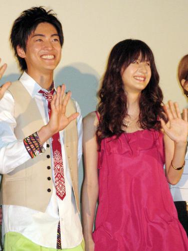 映画「腐女子彼女。」の初日舞台あいさつで観客に手を振る大東俊介と松本若菜