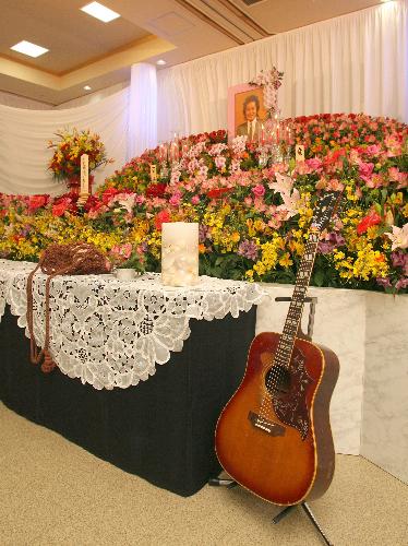 清志郎さんの祭壇にはアコースティックギターとホラ貝が