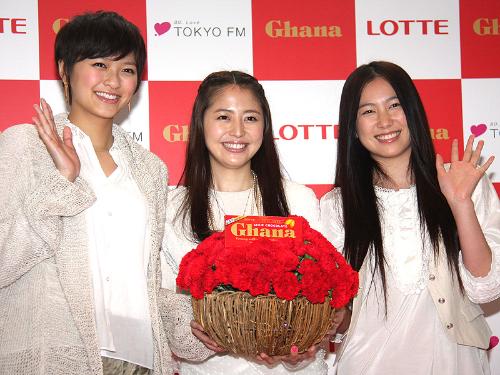 母の日イベントでチョコレートを配る（左から）、榮倉奈々、長澤まさみ、夏未エレナ