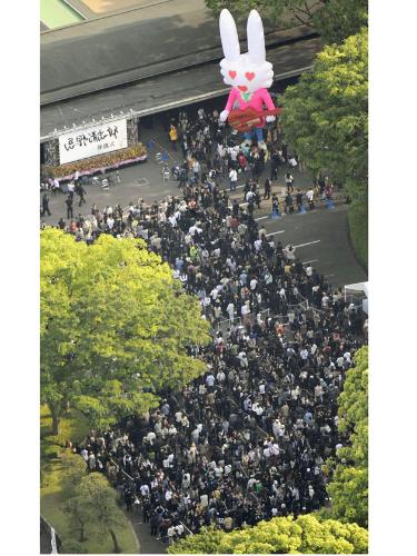 大勢のファンが詰め掛け開かれた歌手忌野清志郎さんの葬儀・告別式