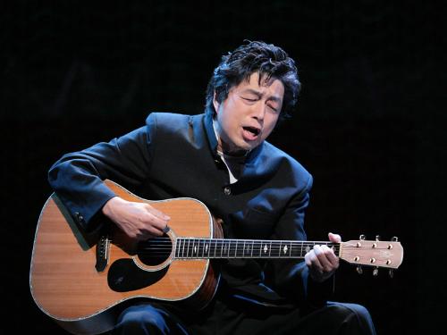 舞台「僕たちの好きだった革命」でギターの弾き語りを披露する中村雅俊