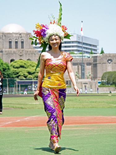 山本寛斎プロディース「いのちの祭」にインドネシアの民族衣装で登場した菊川怜