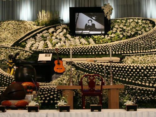 【画像・写真】三木さん通夜　３万本の花で故人しのぶ