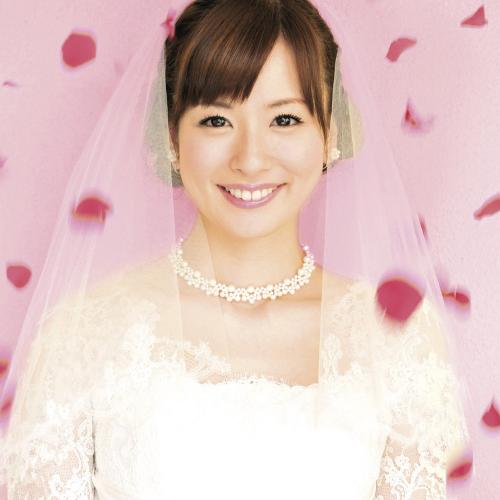 ７月１５日に発売されるシングル「純也と真菜実」のジャケットでウェディングドレス姿を披露した皆藤愛子