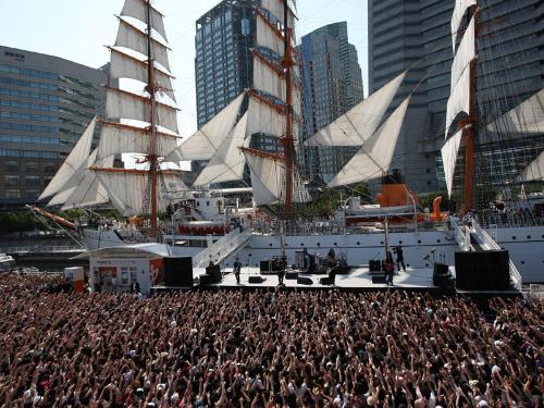 【画像・写真】「ＧＬＡＹ」早朝発表ゲリラライブに１万５千人