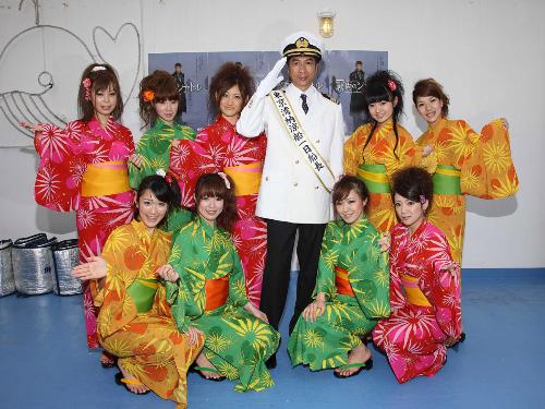 【画像・写真】ゆかたダンサーズに囲まれ、船長はご満悦！