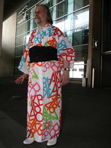 【画像・写真】ＡＫＢ４８大好き教授　特製浴衣で“待ち伏せ”