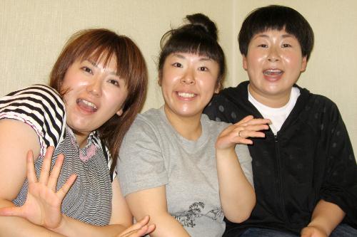 「ＬＩＶＥ　ＳＴＡＮＤ０９」への意気込みを語る（左から）森三中の黒沢かず子、村上知子、大島美幸