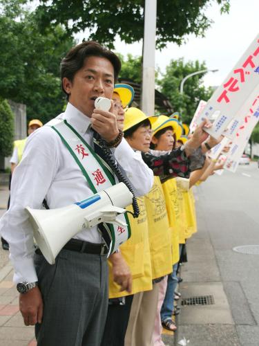 愛知県庁前で行われた夏の交通安全運動の開催式で、事故防止を訴える風見しんご