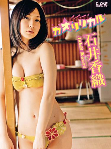 【画像・写真】おすまし顔が似合う美女　でも胸元はユルユル