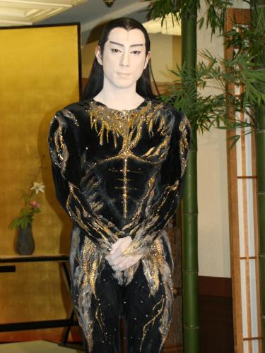 【画像・写真】歌舞伎メークの海老蔵「お茶の発展に期待」