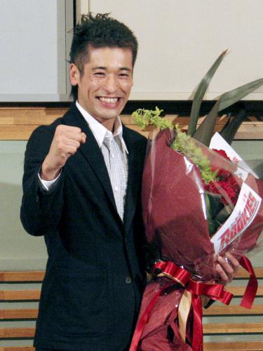 記者会見で結婚することを明らかにした俳優の佐藤隆太