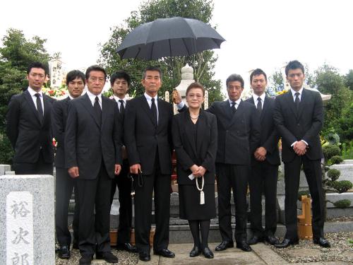 【画像・写真】裕次郎さん命日　やっぱり雨だった！！