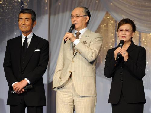 エンディングで登壇し、「わが人生に悔いはなし」を熱唱する（左から）渡哲也、長嶋茂雄氏、石原まき子さん