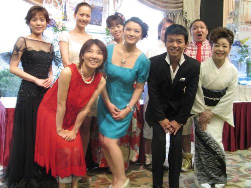 「ゴールデンミュージック納涼祭」に登場した（左下から）松居直美、島崎和歌子、香田晋、中村美律子、しのぶ、麻耶、菊地まどか、ホットドッグ