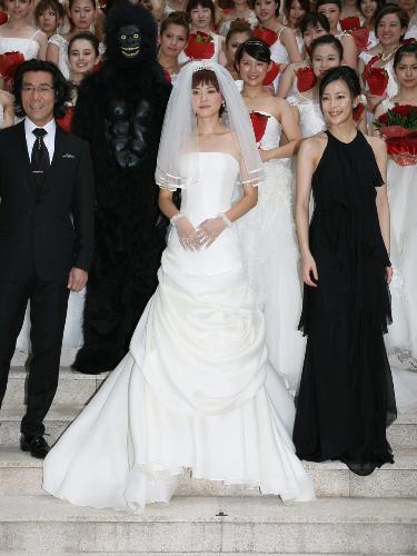 ＜映画「キラーヴァージンロード」完成会見＞ウエディングドレスで出席した上野樹里。右は木村佳乃