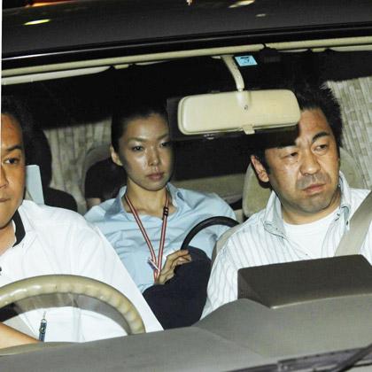 東京・渋谷署に入る捜査車両。後部座席後方に酒井法子容疑者が乗っているとみられる＝８日午後９時３９分