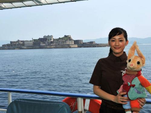 長崎市沖の軍艦島で行われた映画「ホッタラケの島　遥と魔法の鏡」のイベントに出席した綾瀬はるか