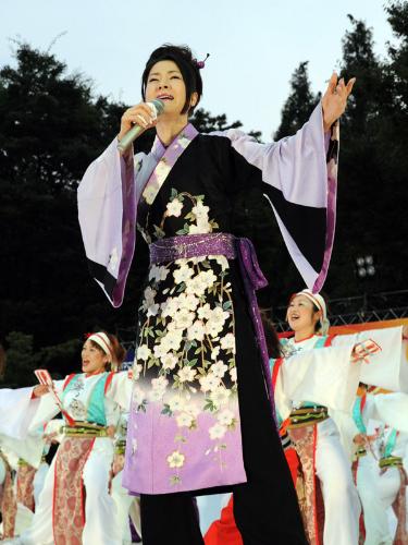 坂本冬美が横浜の「ハマこい踊り」に参加し、新曲「アジアの海賊」を披露