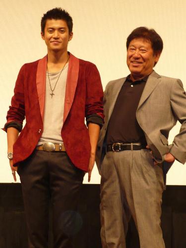映画「ＴＡＪＯＭＡＲＵ」試写会の舞台あいさつに立った小栗旬（左）と山本又一朗プロデューサー