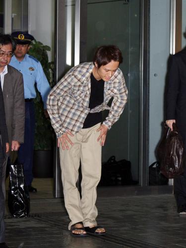 関係者に付き添われ、三田署を出た押尾学被告は報道陣に向かって謝罪