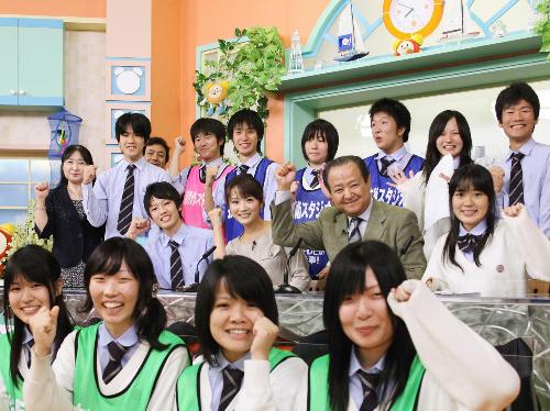 【画像・写真】アヤパン、床にひざをつきながらテキパキと…