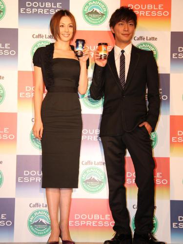 新しいコーヒー飲料のイメージガールとなった米倉涼子（左）と成宮寛貴
