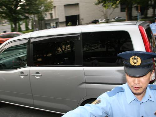 東京地裁を出る酒井法子被告を乗せたと思われるワゴン車