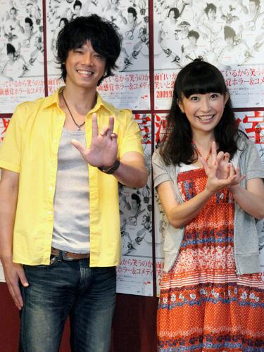 舞台「漂流教室～大人たちの放課後～」の記者会見に出席した主演の庄司智春（左）と小野真弓