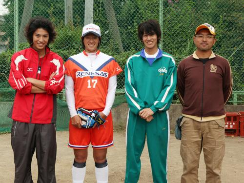映画「ソフトボーイ」の撮影に参加した北京五輪金メダリスト上野由起子投手（左から２番目）