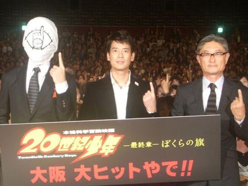 （左から）映画に登場する“ともだち”、唐沢寿明、堤幸彦監督