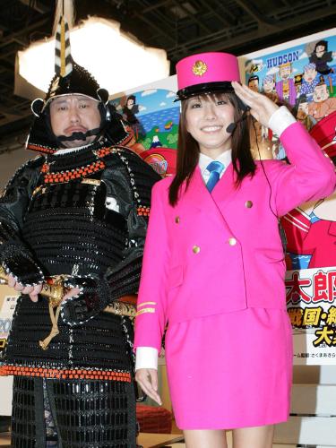 桃太郎電鉄ＣＭ撮りのフォトセッションに納まるケンドーコバヤシ（左）と山本梓